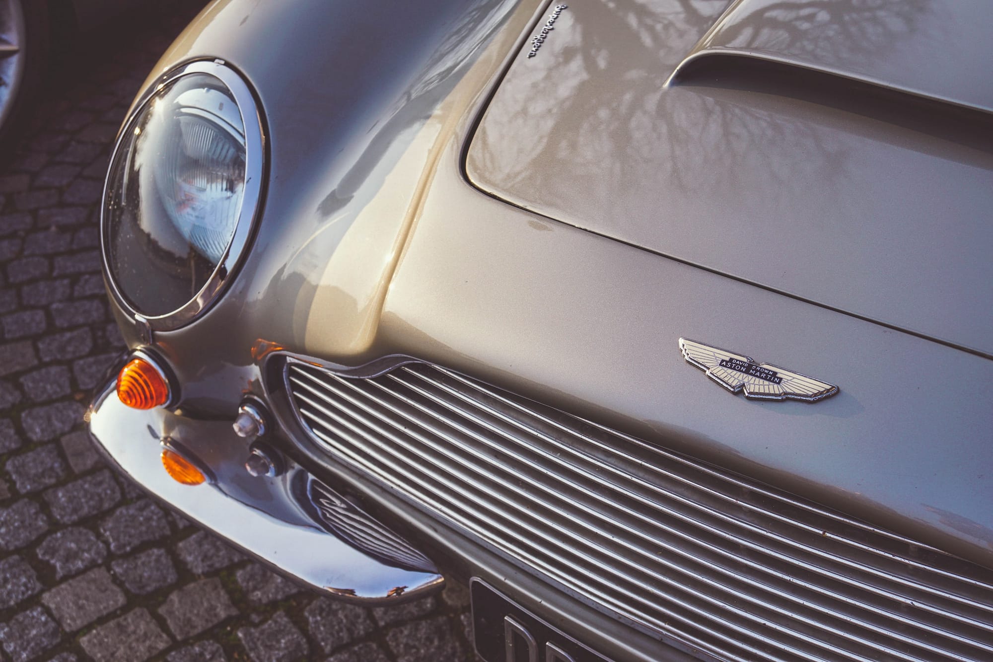 You are currently viewing Aston Martin DB5 Drives Around On The Silverstone Track