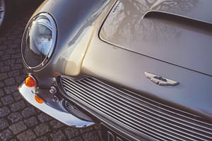 Read more about the article Aston Martin DB5 Drives Around On The Silverstone Track